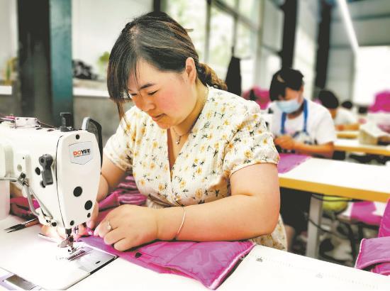 扶貧車間里,村民正在趕制訂單